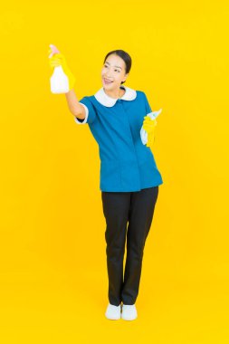 Güzel bir Asyalı kadın portresi ve sarı arka planda hareketli bir gülümseme.