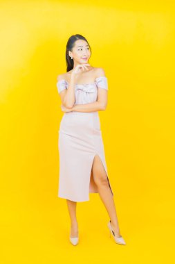 Portre güzel Asyalı kadın gülümsüyor. Renkli arka planda hareket var.