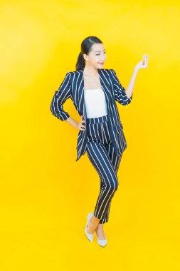 Portre güzel Asyalı kadın gülümsüyor. Renkli arka planda hareket var.