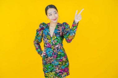 Portre güzel Asyalı kadın gülümsüyor. Renkli arka planda hareket var.