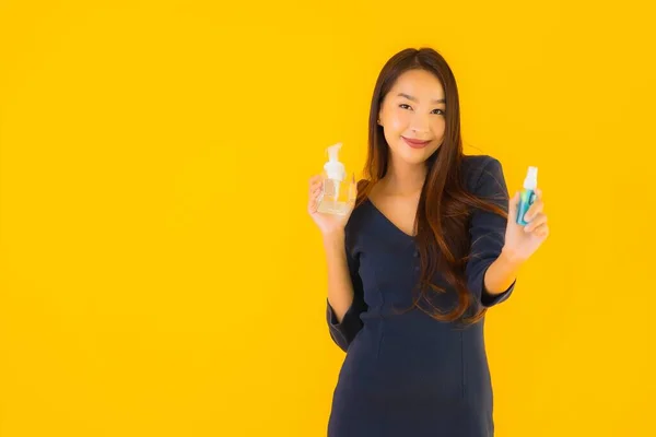 Retrato Bela Jovem Asiática Mulher Com Álcool Gel Spray Para — Fotografia de Stock