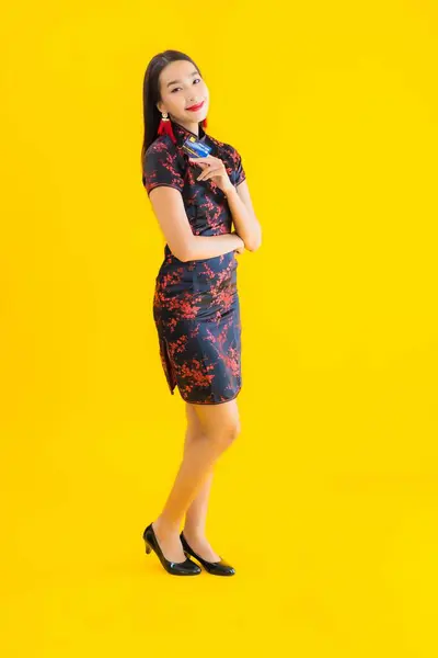 Portrait Beautiful Young Asian Woman Wear Chinese Dress Credit Card — Stock Photo, Image