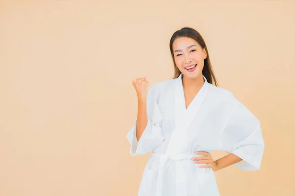 Porträt Schöne Junge Asiatische Frau Tragen Bademantel Mit Lächeln Auf — Stockfoto