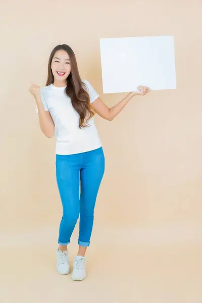 Πορτρέτο Όμορφη Νεαρή Ασιατική Γυναίκα Δείχνουν Άδειο Λευκό Χαρτί Κάρτα — Φωτογραφία Αρχείου