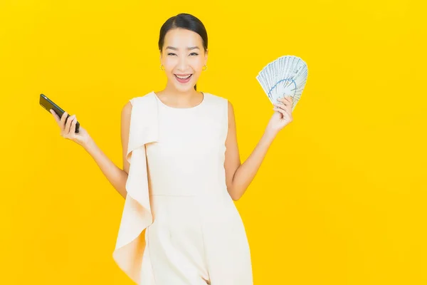 Asyalı Güzel Bir Kadının Portresi Bir Sürü Para Parayla Gülümsüyor — Stok fotoğraf