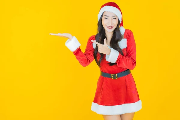 亚洲年轻貌美的女人穿着色彩艳丽的圣诞服装 — 图库照片