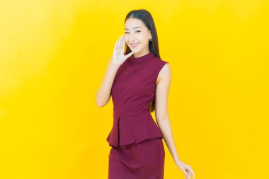 Portre güzel Asyalı kadın gülümsüyor. Renkli arka planda hareket var.