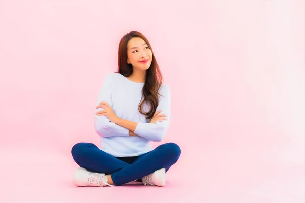 Porträtt Vacker Ung Asiatisk Kvinna Sitta Golvet Med Rosa Färg — Stockfoto
