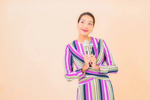 Çatal Kaşıkla Güzel Bir Asyalı Kadının Portresi Renkli Arka Planda — Stok fotoğraf