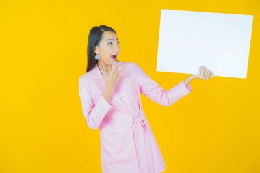 Renkli arka planda boş beyaz ilan panosu olan güzel Asyalı kadın portresi