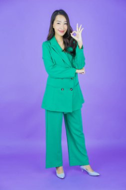 Portre güzel Asyalı kadın gülümsüyor. Renkli arka planda hareket var.