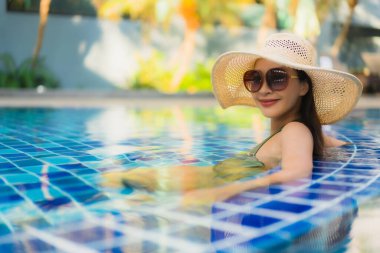 Güzel bir Asyalı kadın portresi. Tatilde dinlenmek için otel havuzunda dinleniyor.