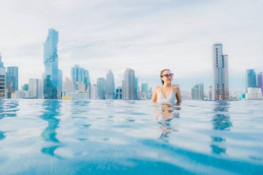 Güzel bir Asyalı kadın portresi. Rahatlayın. Mutlu bir gülümseme.