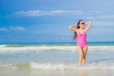 Güzel bir Asyalı kadının portresi. Plaj okyanusunda rahatla. Tatil gezisinde gülümse.