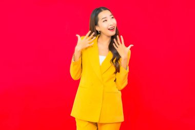 Portre güzel genç iş kadını Asyalı kadın kırmızı izole arka planda hareketli gülümseme