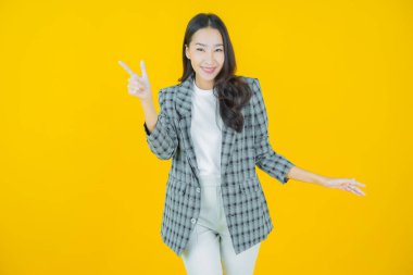 Portre güzel Asyalı kadın gülümsüyor. Renkli arka planda hareket var.