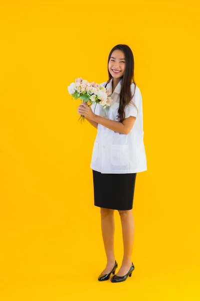 Ritratto Bella Giovane Donna Asiatica Mostra Fiore Colorato Sfondo Giallo — Foto Stock