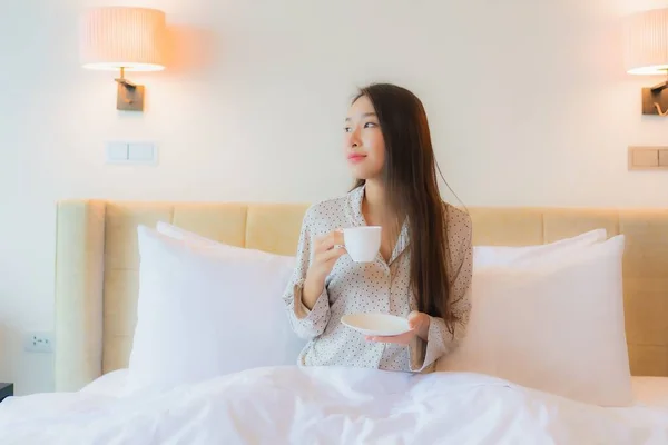 Yatak Odasında Yatağında Kahve Fincanı Olan Güzel Asyalı Kadın Portresi — Stok fotoğraf