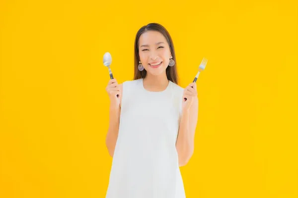 Portret Mooie Jonge Aziatische Vrouw Met Vork Lepel Geel Geïsoleerde — Stockfoto