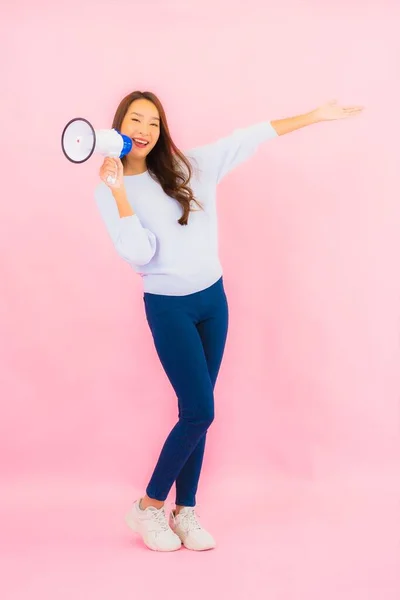Porträtt Vacker Ung Asiatisk Kvinna Med Megafon För Att Kommunicera — Stockfoto