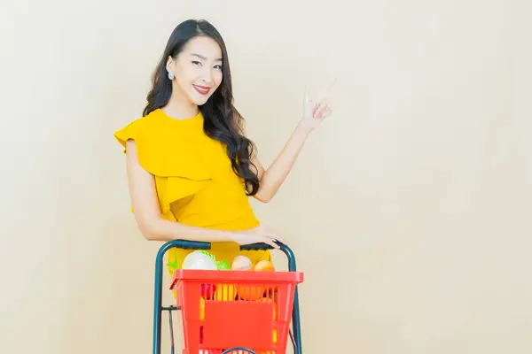 Portret Piękna Młoda Azjatycka Kobieta Uśmiech Koszyka Spożywczego Supermarketu Tle — Zdjęcie stockowe