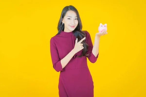 천연색 배경에 은행에 아름다운 아시아 여자의 — 스톡 사진