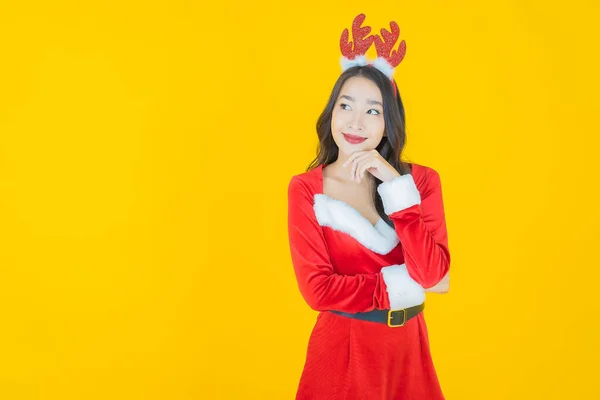 Πορτρέτο Όμορφη Νεαρή Ασιατική Γυναίκα Φορούν Χριστουγεννιάτικο Κοστούμι Στο Φόντο — Φωτογραφία Αρχείου