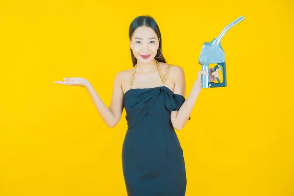Retrato Hermosa Joven Asiática Mujer Feul Gasolinera Color Fondo — Foto de Stock
