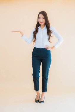 Güzel Asyalı iş kadını portresi izole edilmiş renk arka planında iş başında