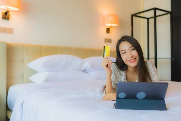 Porträtt Vacker Ung Asiatisk Kvinna Använda Tablett Med Kreditkort Sängen — Stockfoto