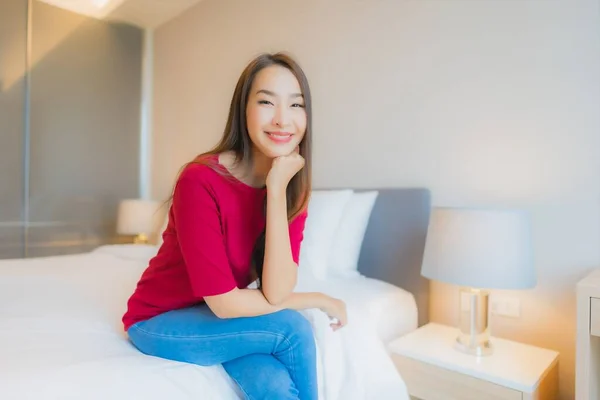 肖像画美しい若いアジアの女性の笑顔リラックスベッドルームのインテリア — ストック写真
