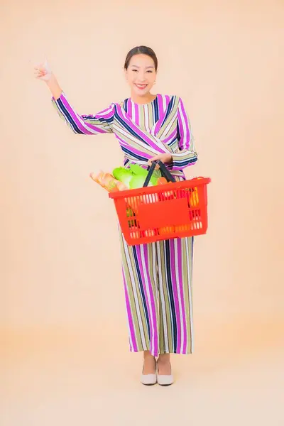 Retrato Hermosa Joven Asiática Mujer Con Cesta Supermercado Color Aislado — Foto de Stock