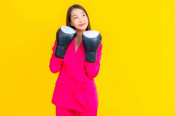 Portret Mooie Jonge Aziatische Vrouw Met Boksen Geel Geïsoleerde Achtergrond — Stockfoto