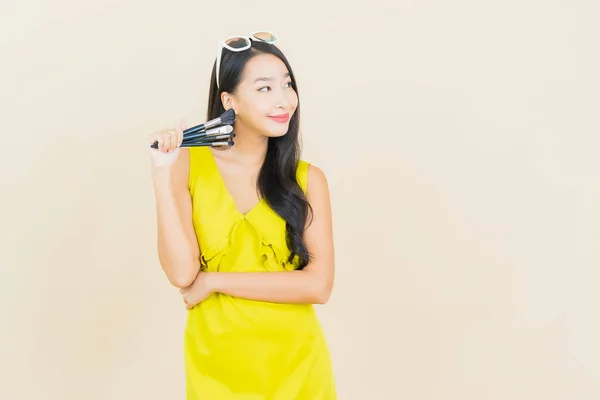 Portret Mooie Jonge Aziatische Vrouw Met Cosmeti Make Borstel Kleur — Stockfoto