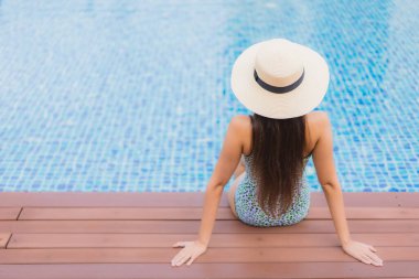 Güzel bir Asyalı kadın portresi. Rahatlayın. Tatil gezilerinde yüzme havuzunda rahatlayın.