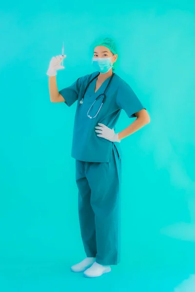 Porträt Schöne Junge Asiatische Ärztin Trägt Maske Mit Spritzenimpfung Zum — Stockfoto