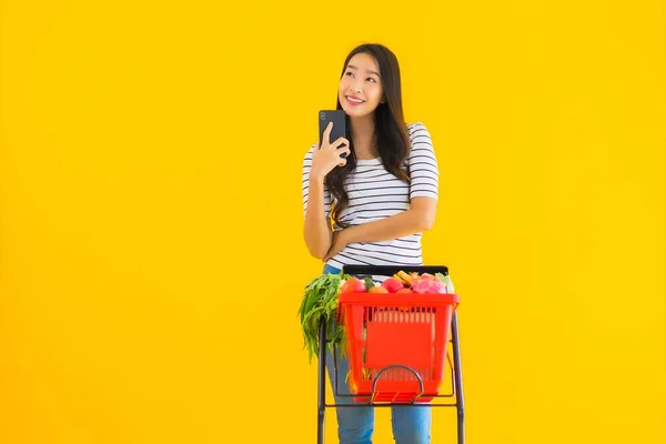 Portret Piękna Młoda Azjatycka Kobieta Zakupy Spożywcze Supermarketu Wózka Inteligentnym — Zdjęcie stockowe