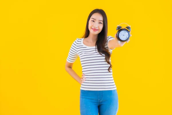 Porträt Schöne Junge Asiatische Frau Zeigen Uhr Oder Wecker Auf — Stockfoto