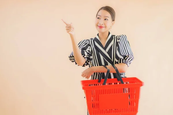 スーパーマーケットでの食料品のための買い物かごと肖像美しい若いアジアの女性 — ストック写真