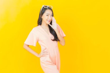 Portre güzel Asyalı kadın gülümsüyor. Renkli arka planda hareket var.