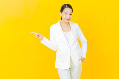 Portre güzel Asyalı kadın gülümsüyor. Renkli arka planda hareket var.