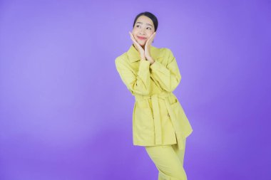 Portre güzel Asyalı kadın gülümsüyor. Renkli arka planda hareket var.