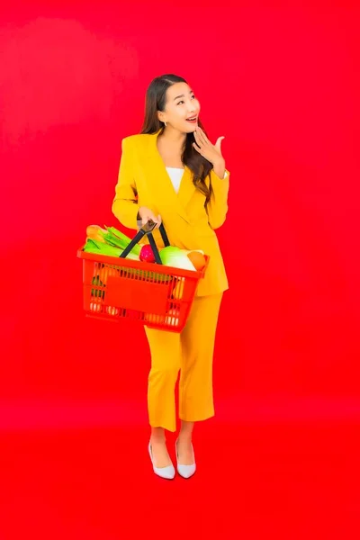 배경에 슈퍼마켓 바구니를 아름다운 아시아 여자의 — 스톡 사진