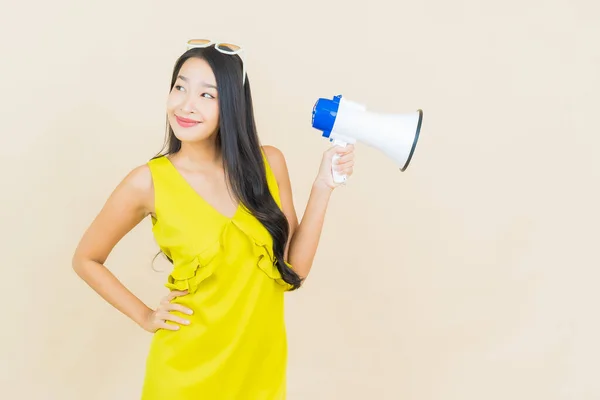 Portret Mooie Jonge Aziatische Vrouw Glimlach Met Megafoon Kleur Achtergrond — Stockfoto