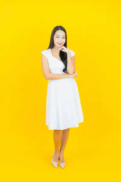 Porträt Schöne Junge Asiatische Frau Lächeln Mit Aktion Auf Gelbem — Stockfoto