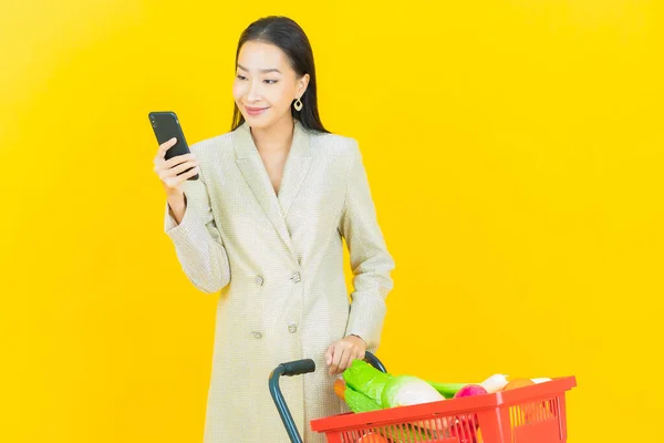 Портрет Красивая Молодая Азиатская Женщина Улыбка Корзиной Супермаркета Цветном Фоне — стоковое фото