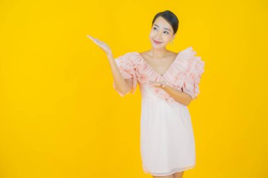 Portre güzel Asyalı kadın gülümsüyor. Renkli arka planda hareket var.