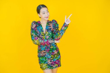 Portre güzel Asyalı kadın gülümsüyor. Renkli arka planda hareket var.