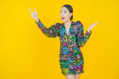 Portre güzel Asyalı kadın gülümsüyor. Renkli arka planda hareket var.