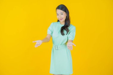 Portre güzel Asyalı kadın gülümsüyor. Renkli arka planda hareket var.